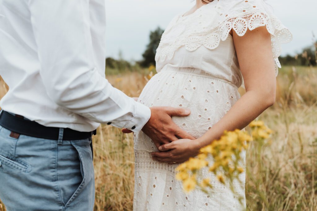 zwangerschapsfotoshoot-zwanger-fotograaf-utrecht-buiten-binnen-fotoshoot-hoefenhaag-nieuwegein-ijsselstein